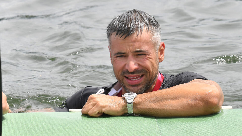 Slovenská posádka rýchlostných kanoistov K4 v zložení Samuel Baláž, Denis Myšák, Erik Vlček a Adam Botek získala bronzovú medailu na 500 metrov počas XXXII. letných olympijských hier v Tokiu, 7. augusta 2021. Na snímke tréner slovenských rýchlostných kanoistov Peter Likér sa teší vo vode zo zisku bronzovej medaily. FOTO TASR - Michal Svítok