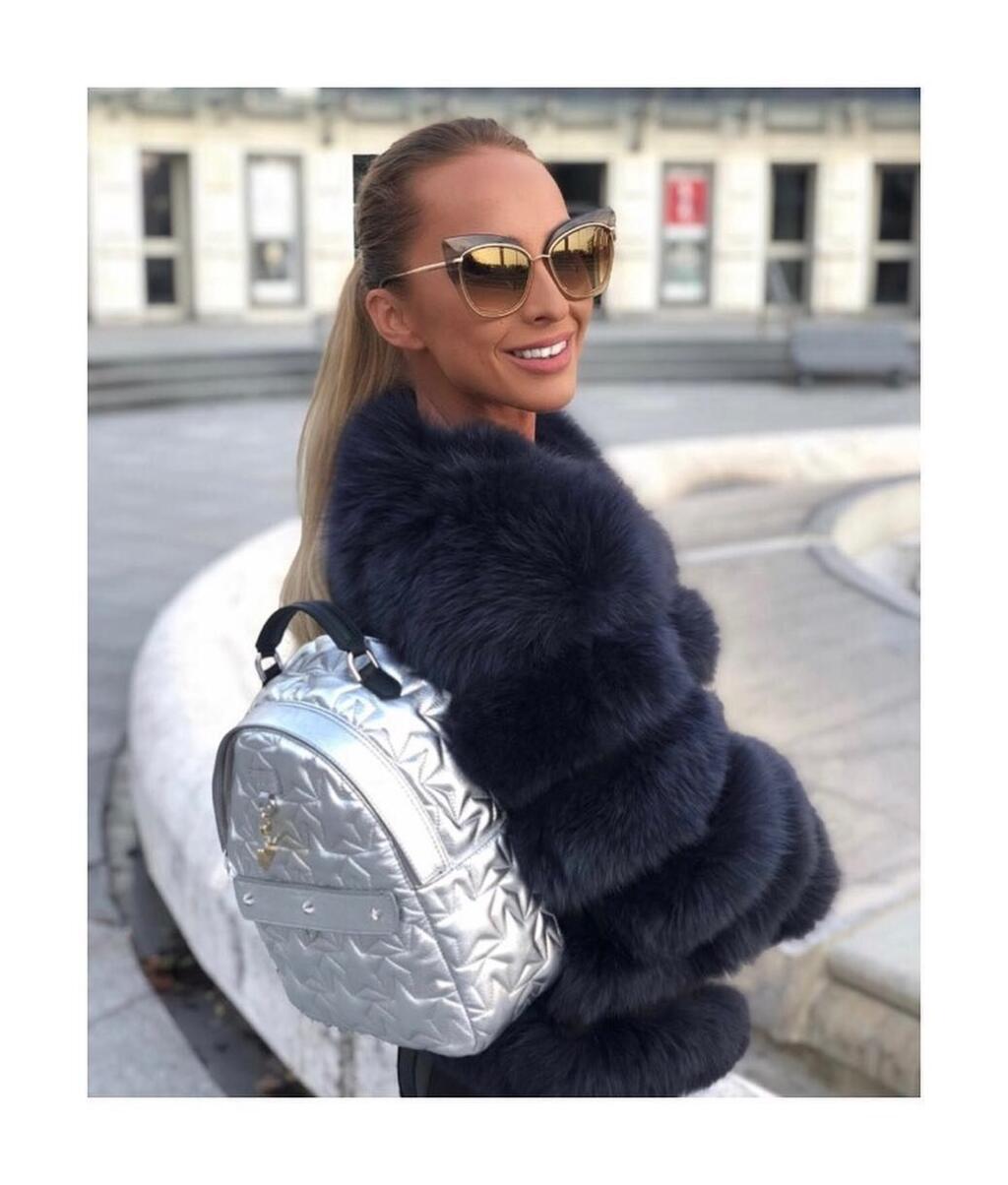 Krásna fitnes tránerka prežíva najkrajšie obdobie svojho života. Po náročných chvíľach konečne našla svoju osudovú lásku, s ktorou sa už teší na príchod ich spoločného dieťatka.