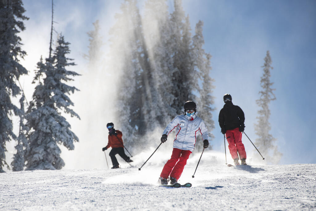 KK18 Aspen - Na snímke lyžiari na trati počas otvorenia lyžiarskeho strediska Aspen Mountain 25. novembra 2020 v americkom Aspene. FOTO TASR/AP
Skiers enjoy freshly-made snow on Aspen Mountain's opening day on Wednesday, Nov. 25, 2020, in Aspen, Colo. (Kelsey Brunner/The Aspen Times via AP)