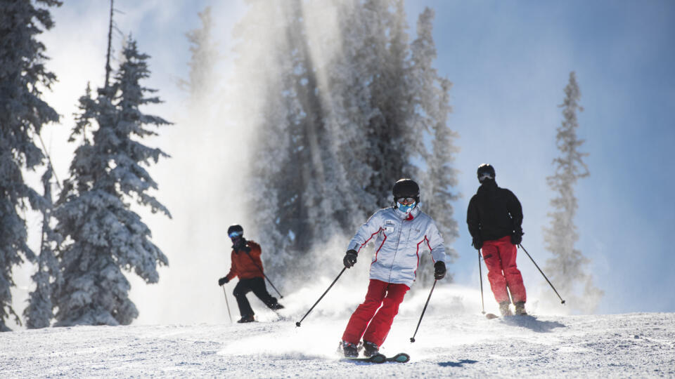 KK18 Aspen - Na snímke lyžiari na trati počas otvorenia lyžiarskeho strediska Aspen Mountain 25. novembra 2020 v americkom Aspene. FOTO TASR/AP
Skiers enjoy freshly-made snow on Aspen Mountain's opening day on Wednesday, Nov. 25, 2020, in Aspen, Colo. (Kelsey Brunner/The Aspen Times via AP)