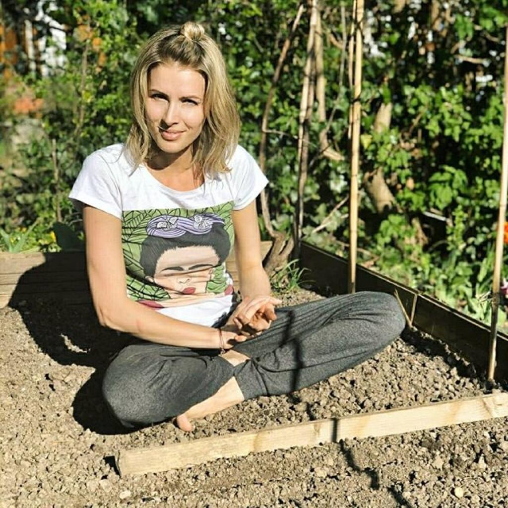 Pestuje zeleninu, ovocie aj bylinky.