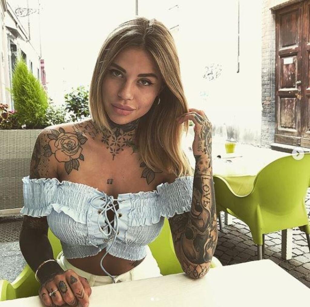 Zoe Cristofoli je obľúbenou na sociálnych sieťach. Má skvelý zmysel pre módu a jej tetovania jej dodávajú výnimočnosť