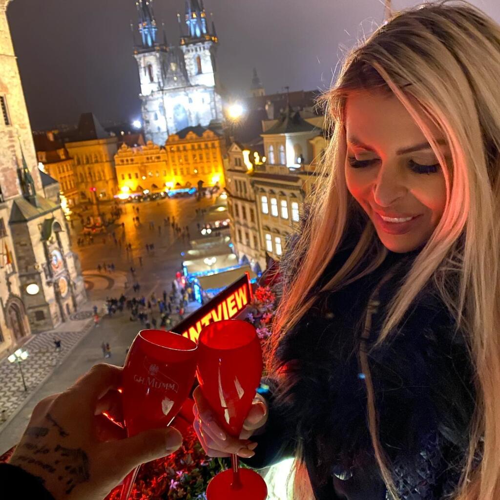 Vysmiata Lela na námestím v Prahe si pripíjala s Karlosom.