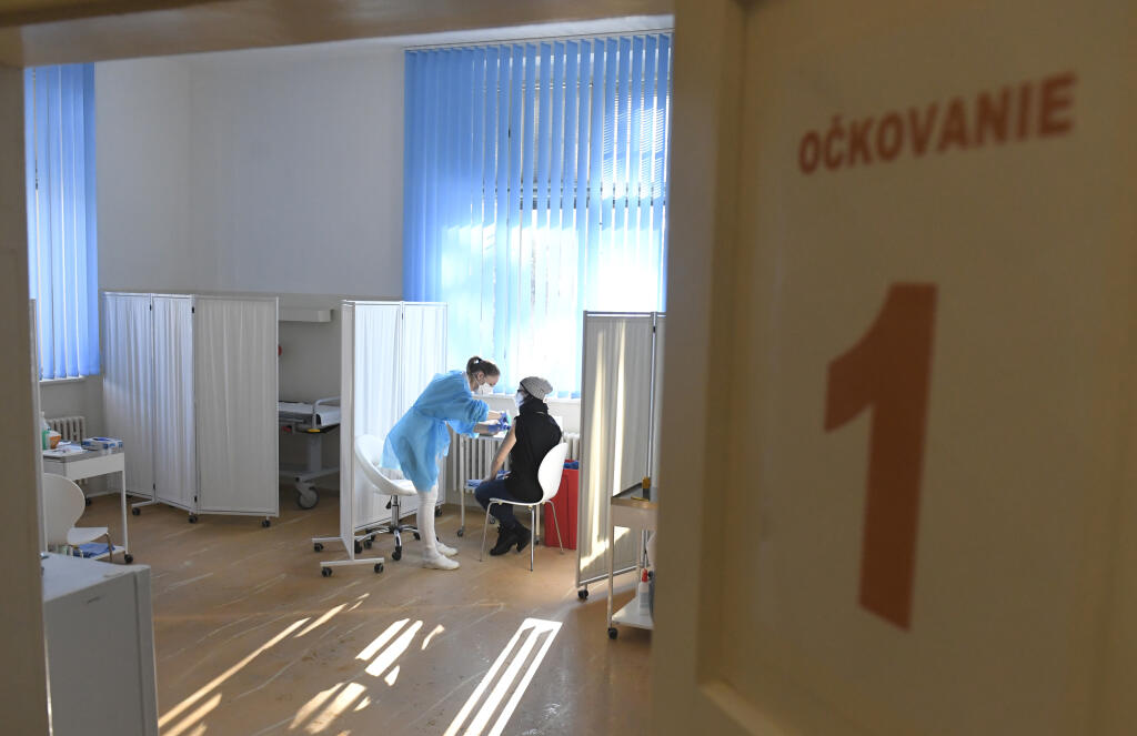 Na snímke očkovanie učiteľov proti ochoreniu COVID-19 vo vakcinačnom centre UNLP Košice 13. januára 2021. FOTO TASR – František Iván
