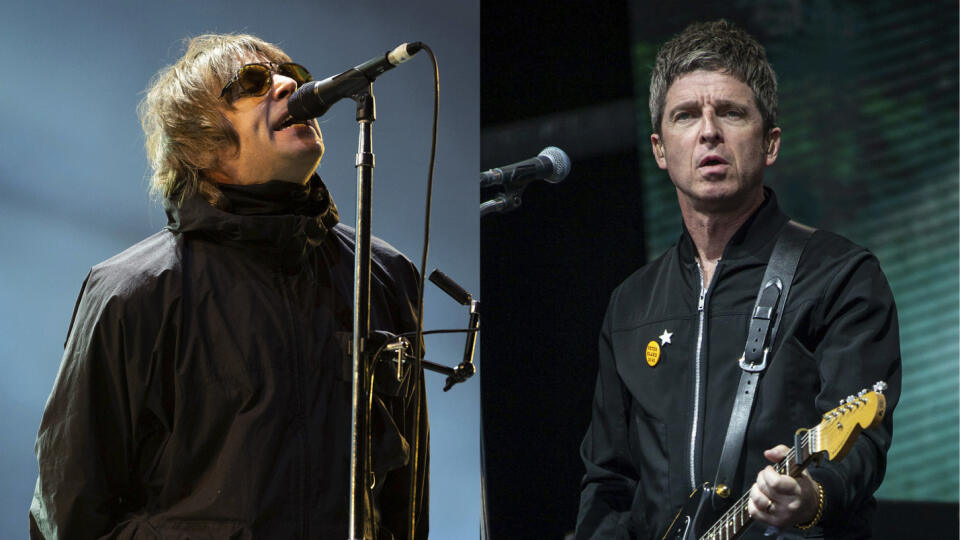 Na kombosnímke Liam Gallagher (vľavo) vystupuje na hudobnom festivale v Readingu 29. augusta 2021 a jeho brat Noel Gallagher vystupuje na hudobnom festivale Glastonbury v anglickom Somersete 25. júna 2022. Z