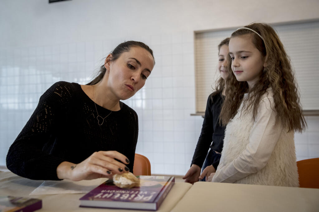 Na snimke Maria Demitrova pocas svojej navstevy Zakladnej skoly Pavla Demitru v Dubnici nad Vahom, v den nedozitych 42 narodenin tohoto tragicky zosnuleho slovenskeho hokejistu.