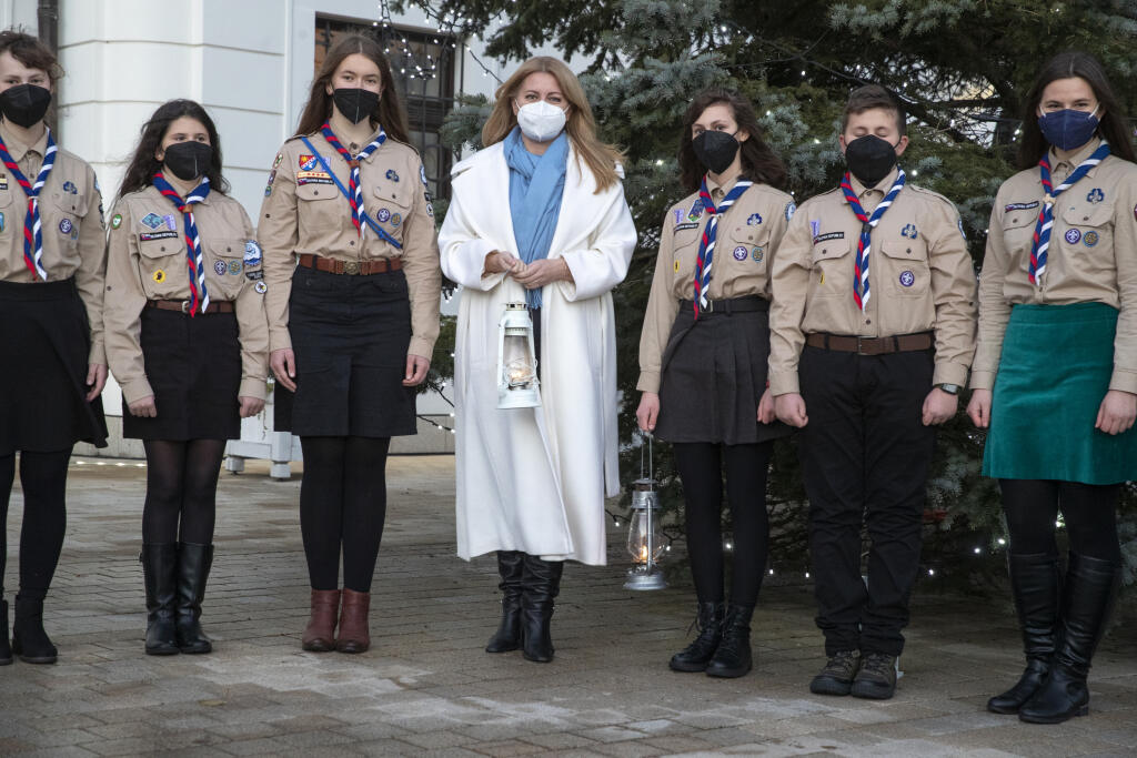 Prezidentka Slovenskej republiky Zuzana Čaputová prevzala od zástiupcov Slovenského skautingu betlehémske svetlo.