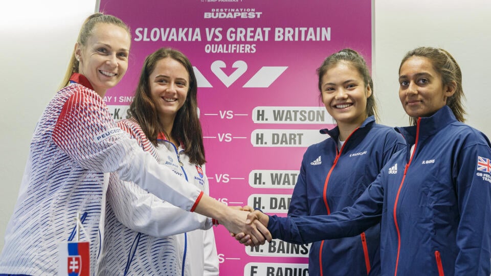 Na snímke Magdaléna Rybáriková, Viktória Kužmová, Emma Raducanu a Naiktha Bains počas žrebu zápasov Fed Cupového stretnutia medzi Slovenskom a Veľkou Britániou o postup na finálový turnaj v Budapešti.