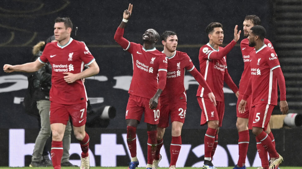 JB 22 Londýn - Hráč Liverpoolu Sadio Mane (druhý zľava) oslavuje so spoluhráčmi tretí gól vo futbalovom zápase anglickej ligy Premier League Tottenham Hotspur - Liverpool FC v Londýne 28. januára 2021. FOTO TASR/AP

Liverpool's Sadio Mane, second from left, celebrates scoring his side's third goal during the English Premier League soccer match between Tottenham Hotspur and Liverpool at the Tottenham Hotspur Stadium in London, Thursday, Jan. 28, 2021. (Shaun Botterill/Pool via AP)