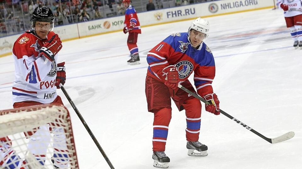 Gennadij Timčenko (vľavo) a Vladimír Putin (vpravo) na hokejovom zápase veteránov NHL v Soči 2016.