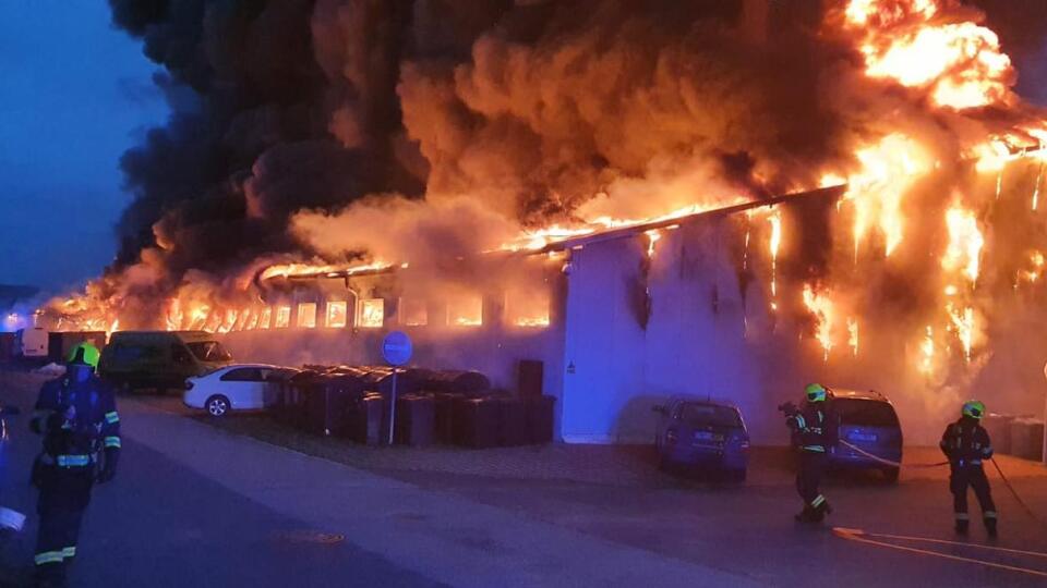 Obrovský požiar zachvátil jednu z hál pražského výstaviska Letňany.