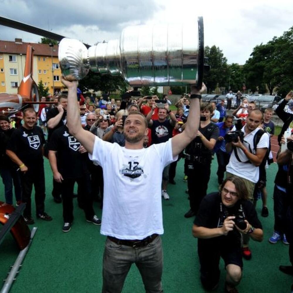 HOKEJ: TB - Stanley Cup na Slovensku
Slovenský hokejista a hráč víťazného tímu NHL Los Angeles Kings v sezóne 2013/2014 Marián Gáborík pred TB pri príležitosti prezentácie prestížnej trofeje zámorskej hokejovej NHL - Stanleyho pohára na Slovensku. Trenčín, 11. júl 2014. Foto: SITA/Tomáš Somr