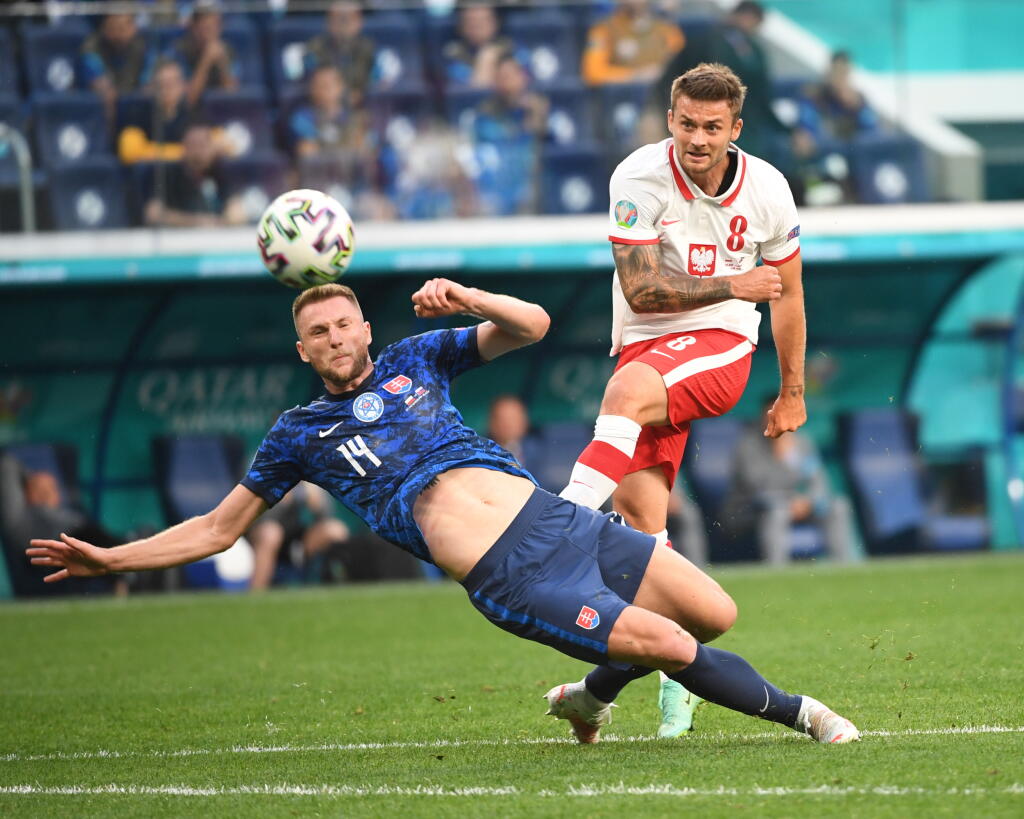 Na snímke vľavo slovenský hráč Milan Škriniar a vpravo poľský hráč Karol Linetty v zápase E-skupiny na majstrovstvách Európy vo futbale Poľsko - Slovensko 14. júna 2021 v ruskom Petrohrade. FOTO TASR - Martin Baumann
