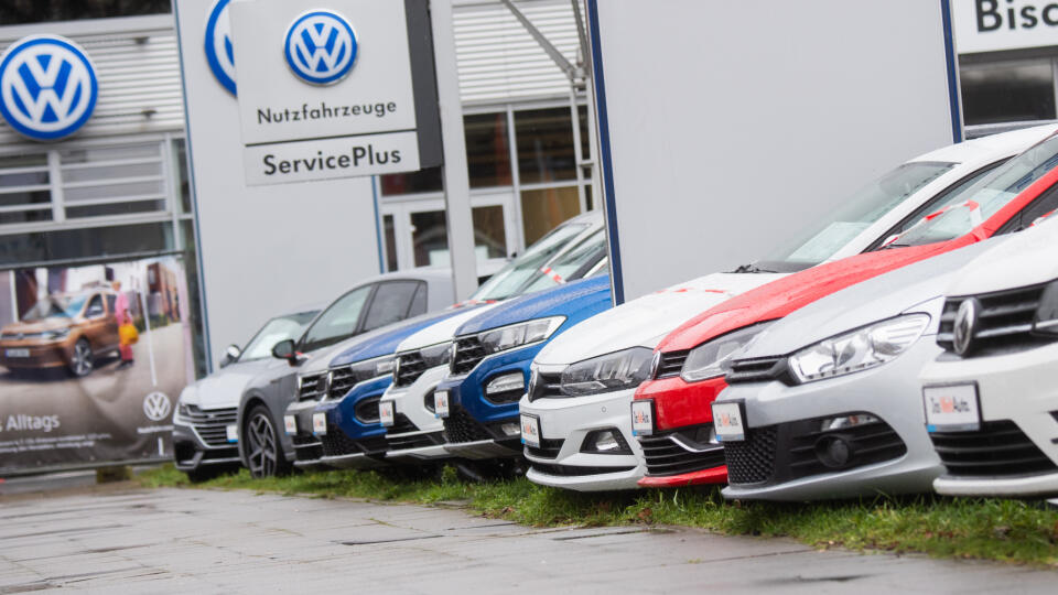 WA 37 Hannover - Osobné autá nemeckej automobilky Volkswagen sú zaparkované pred predajňou automobilky v nemeckom meste hannover v utorok 12. januára 2021. Nemecký automobilový koncern Volkswagen (VW) v utorok 12. januára 2021 uviedol, že predaj jeho hlavnej rovnomennej značky sa v roku 2020 znížil o 15 % na 5,3 milióna vozidiel. Dôvodom bola pandémia nového koronavírusu a blokády na zabránenie jej šírenia, ktoré zasiahli predaj automobilov na celom svete. FOTO TASR/DPA
12.01.2021, Niedersachse
