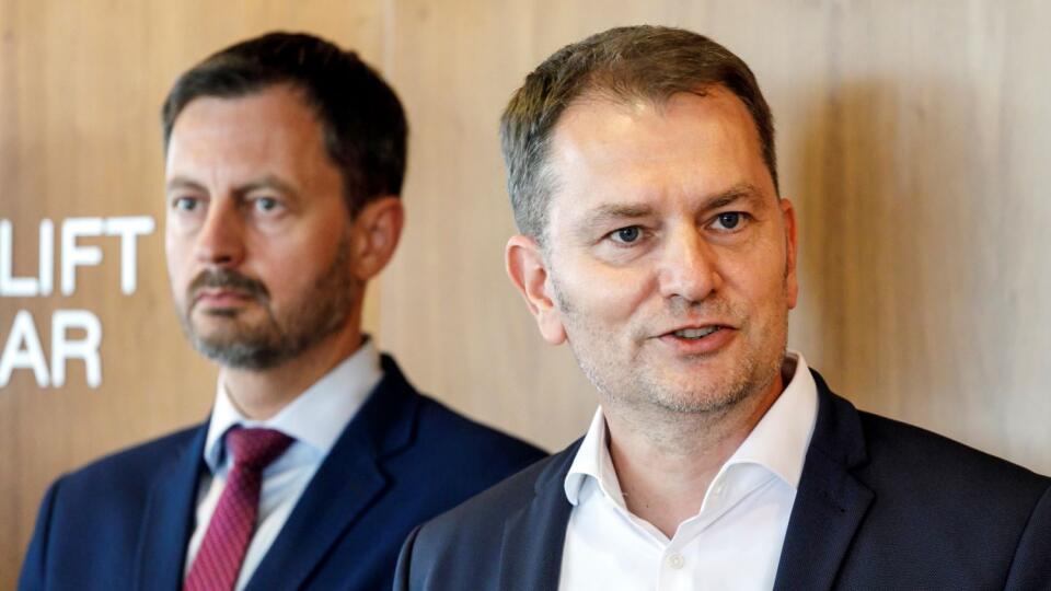 Na snímke sprava podpredseda vlády SR a minister financií Igor Matovič (OĽaNO) a predseda vlády Eduard Heger (OĽaNO) počas tlačovej konferencie po stretnutí predstaviteľov koalície, ktoré sa konalo vo vládnom hoteli Bôrik v Bratislave v sobotu 20. augusta 2022.