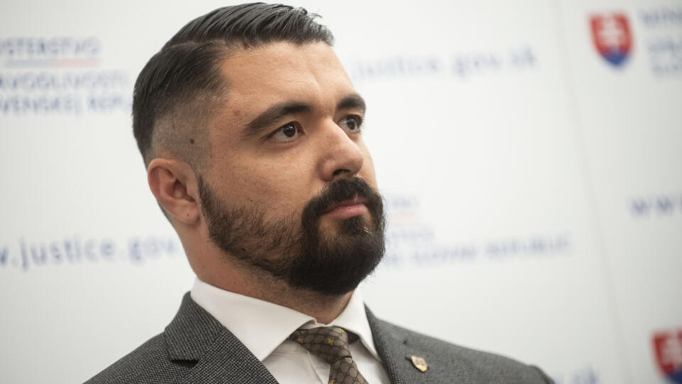 Na snímke zľava štátny tajomník ministerstva spravodlivosti (MS) SR Pavol Gašpar počas tlačovej konferencie, na ktorej minister spravodlivosti Boris Susko (Smer-SD) reagoval na vyhlásenie špeciálneho prokurátora Daniela Lipšica v Bratislave v pondelok 11. decembra 2023. Špeciálny prokurátor v pondelok upozornil, že viaceré významné trestné veci v dozore prokurátorov Úradu špeciálnej prokuratúry (ÚŠP) budú v prípade schválenia novely Trestného zákona premlčané. Ako príklad uviedol kauzu Gorila č