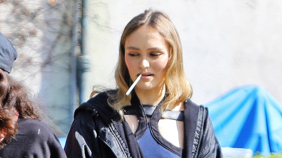 Lily-Rose Depp sa s cigaretou neskrýva.