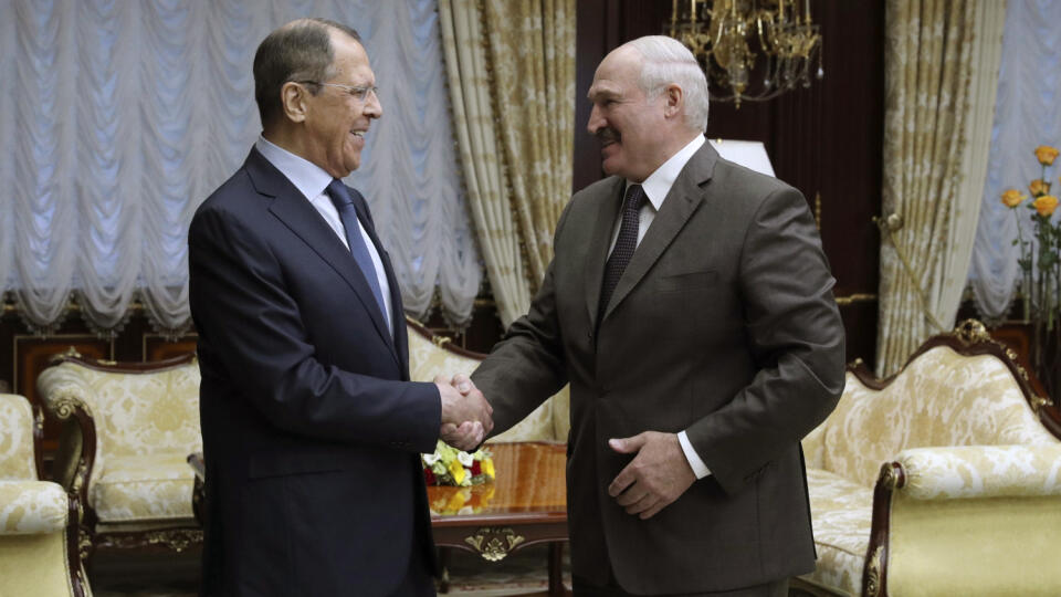 EBE 27 Minsk - Na snímke zľava ruský minister zahraničných vecí Sergej Lavrov a bieloruský prezident Alexandr Lukašenko počas stretnutia v Minsku 19. júna 2020. FOTO TASR/AP
In this handout photo released by Russian Foreign Ministry Press Service, Russian Foreign Minister Sergey Lavrov, left, shakes hands with Belarusian President Alexander Lukashenko in Minsk, Belarus, Friday, June 19, 2020.The president of Belarus said Friday that his government thwarted a foreign-inspired plot to destabilize