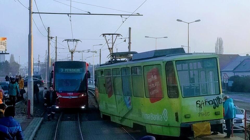 Vykoľajená električka v Krasňanoch ochromila dopravu.