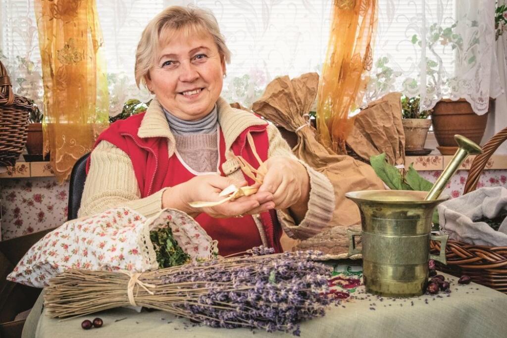 Známa bylinkárka Anka Kopáčová z Vrbového.