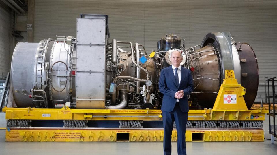 Chancellor Scholz at Siemens Energy Nord Stream gas turbine