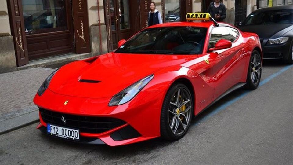 Ferrari F12 s charakteristickým symbolom taxislužby