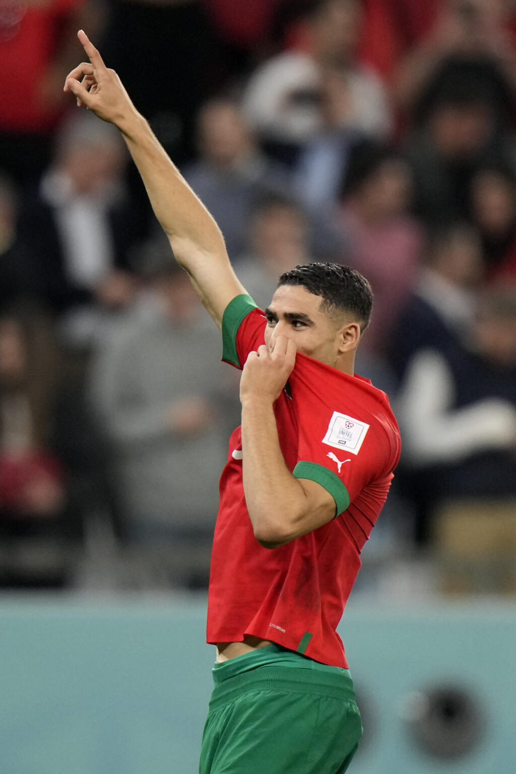 Marocký hráč Achraf Hakimi oslavuje po rozstrele z 11 m vo futbalovom zápase osemfinále Maroko - Španielsko na MS 2022 vo futbale v katarskom meste Al Raján 6. decembra 2022.