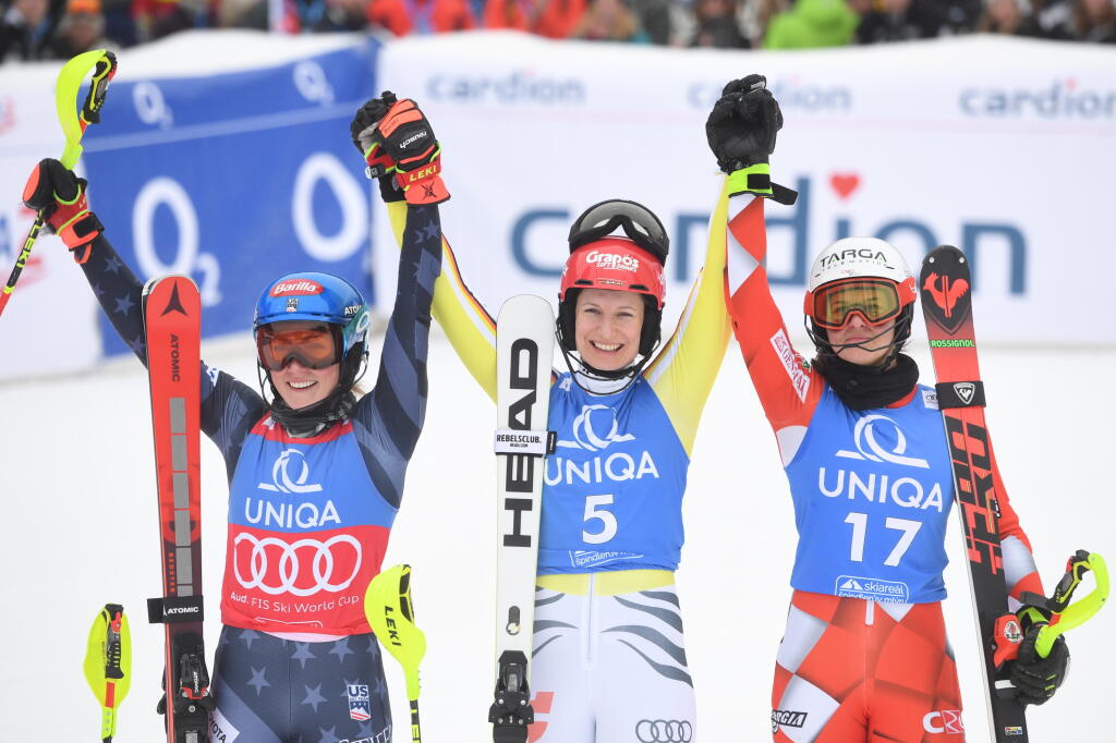 Na snímke uprostred nemecká lyžiarka Lena Dürrová oslavuje v cieli s druhou Američankou Mikaelou Shiffrinovou (vľavo) a treťou Chorvátkou Zrinkou Ljutičovou (vpravo) po 2. kole slalomu žien Svetového pohára v alpskom lyžovaní v českom Špindlerovom Mlyne v nedeľu 29. januára 2023. Slovenská lyžiarka Petra Vlhová obsadila 13. miesto. FOTO TASR - Martin Baumann