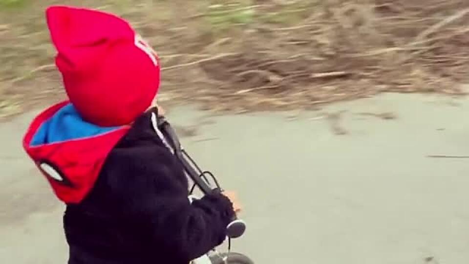 Malý Sanel sa bicykluje: Je na zjedenie, nemyslíte?