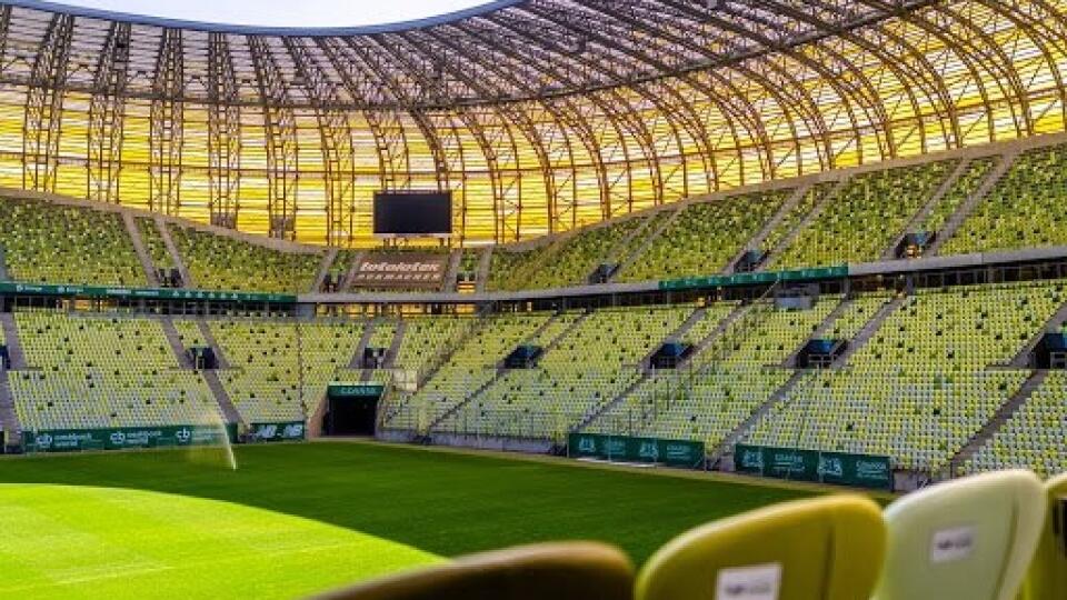 Finále futbalovej Európskej ligy v Gdansku bude môcť priamo v hľadisku sledovať 9500 divákov. Oznámila to v pondelok Európska futbalová únia (UEFA). Súťaž vyvrcholí 26. mája.