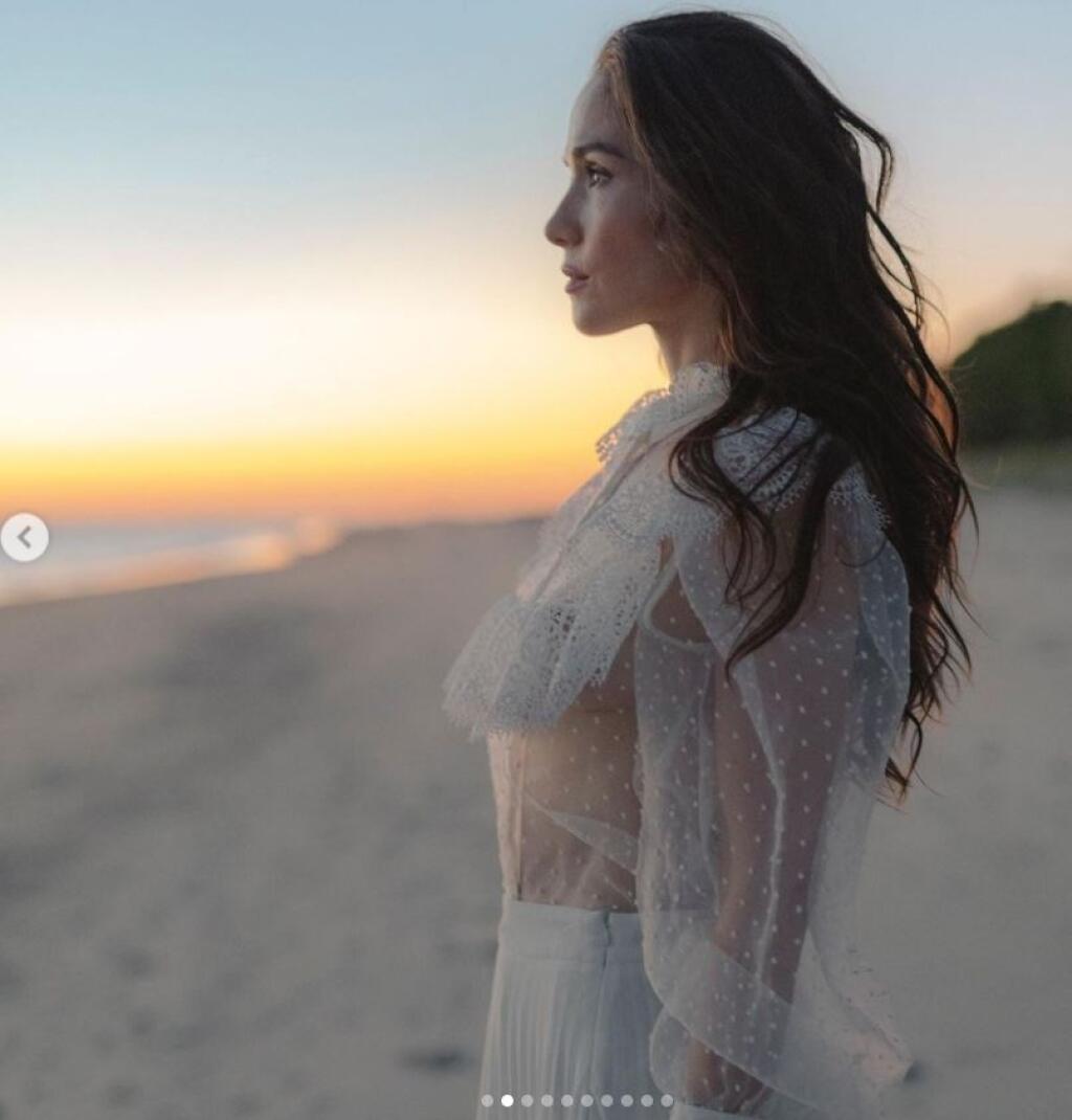 Najnovšie Natalia Oreiro zverejnila sexy zábery v bielych priehľadných šatách, v ktorých ukázala zo svojho tela trochu viac.