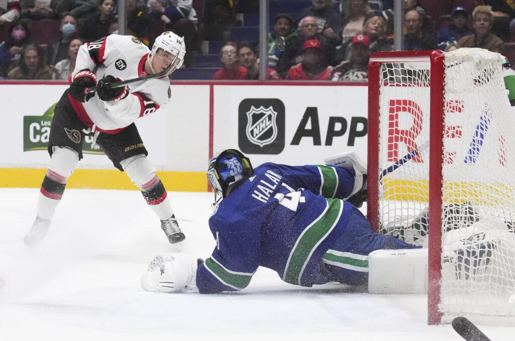 Aj slovenský hokejový brankár bol v drese Vancouveru Canucks spokojný. Jaroslav Halák v NHL odjakživa nemá zapísaný dĺžeň v priezvisku.
