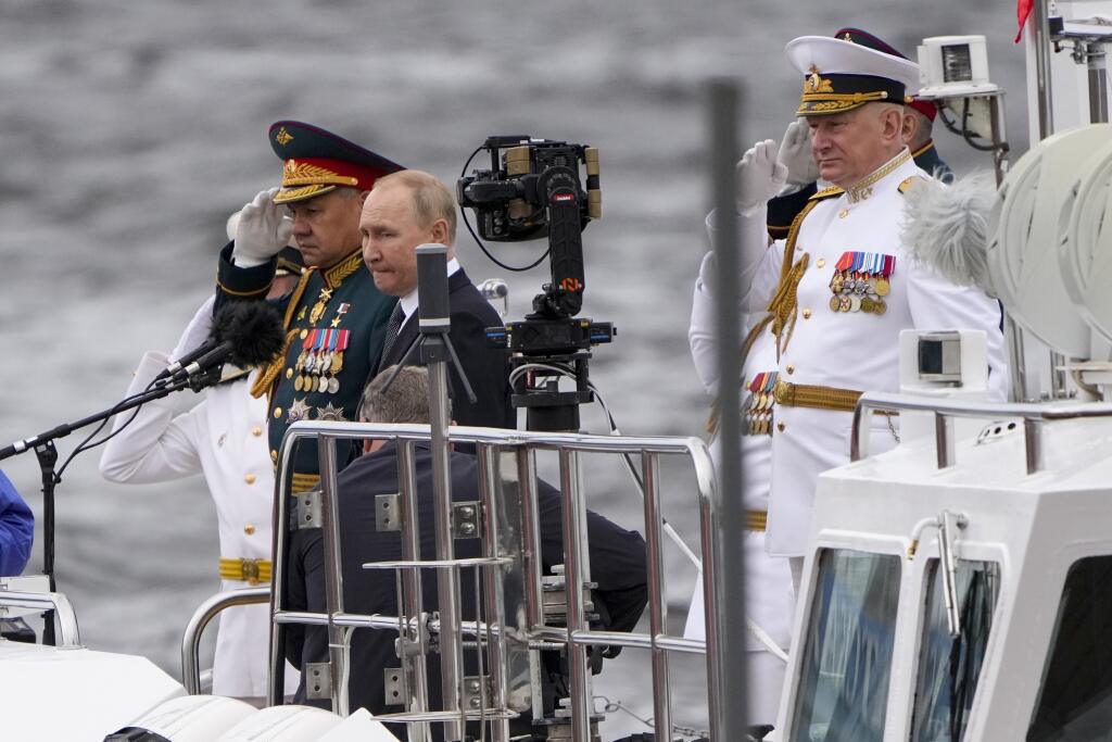 WA 14 Petrohrad - Ruský prezident Vladimir Putin (uprostred), ruský minister obrany Sergej Šojgu (druhý zľava) a hlavný veliteľ ruského námorníctva Nikolaj Jevmenov sa účastnia na námornej prehliadke pri príležitosti Dňa námorníctva v Petrohrade v nedeľu 31. mája 2022. FOTO TASR/AP   

Russian President Vladimir Putin, center, Russian Defense Minister Sergei Shoigu, left, and Commander-in-Chief of the Russian Navy Admiral Nikolai Yevmenov, arrive to attend the military parade during Navy Day cel