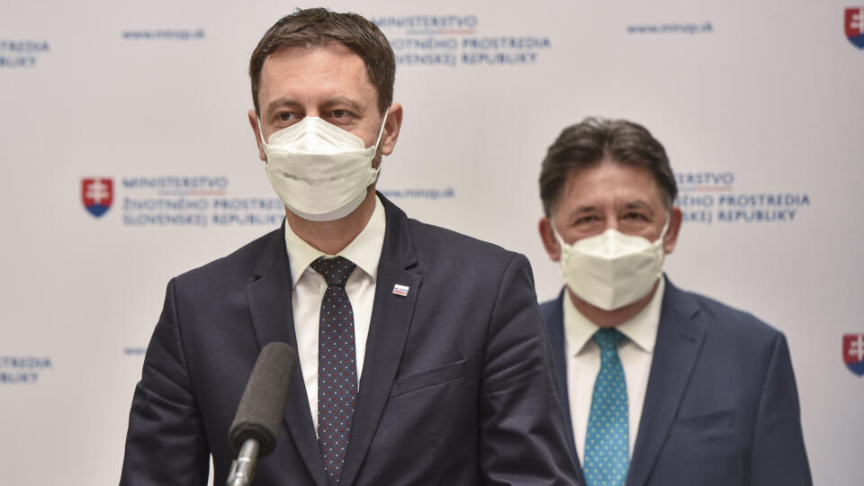 Na snímke zľava predseda vlády SR Eduard Heger, minister životného prostredia SR Ján Budaj počas tlačovej konferencie Ministerstva životného prostredia SR pri príležitosti Dňa Zeme 22. apríla 2021 v Bratislave. FOTO TASR - Pavol Zachar