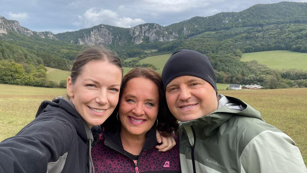 Zuzana Smatanová, Dagmar Mozolová a Ján Tribula v  dokumentárnom cykle Opri sa o mňa.