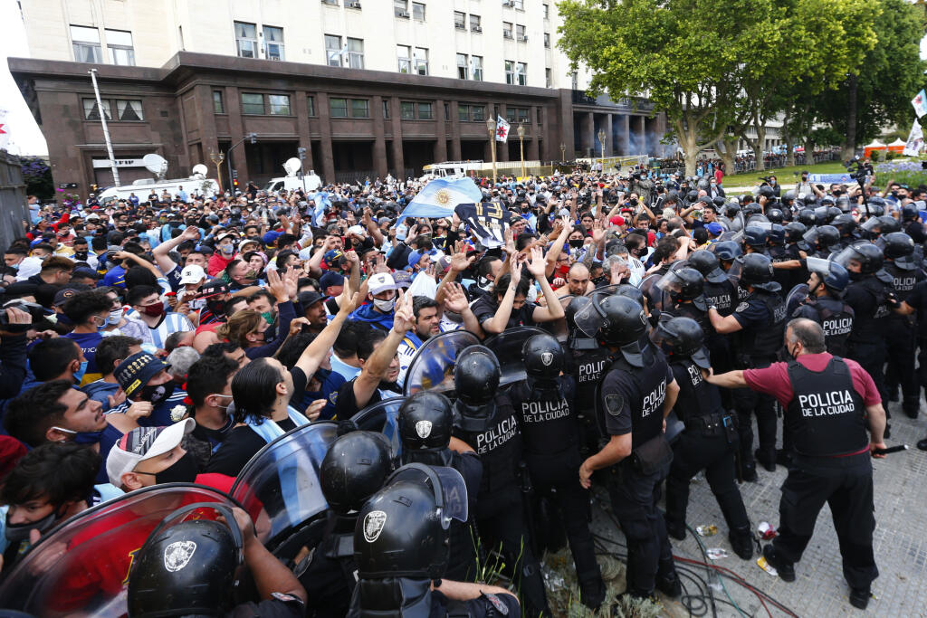 EBE 23 Buenos Aires - Na snímke polícia blokuje davy ľudí, ktorí sa prišli rozlúčiť so zosnulým futbalistom Diegom Maradonom pred prezidentským palácom v argentínskom Buenos Aires 26. novembra 2020. FOTO TASR/AP
Police block soccer fans waiting to see Diego Maradona lying in state outside the presidential palace in Buenos Aires, Argentina, Thursday, Nov. 26, 2020. The Argentine soccer great who led his country to the 1986 World Cup title died Wednesday at the age of 60. (AP Photo/Marcos Brindicc