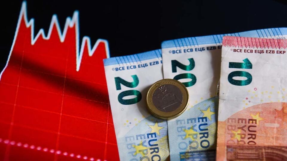 POLAND - 2019/07/09: In this photo illustration the twenty and ten euros bank notes are seen with a stock market graphic on the background. (Photo Illustration by Omar Marques/SOPA Images/LightRocket via Getty Images)