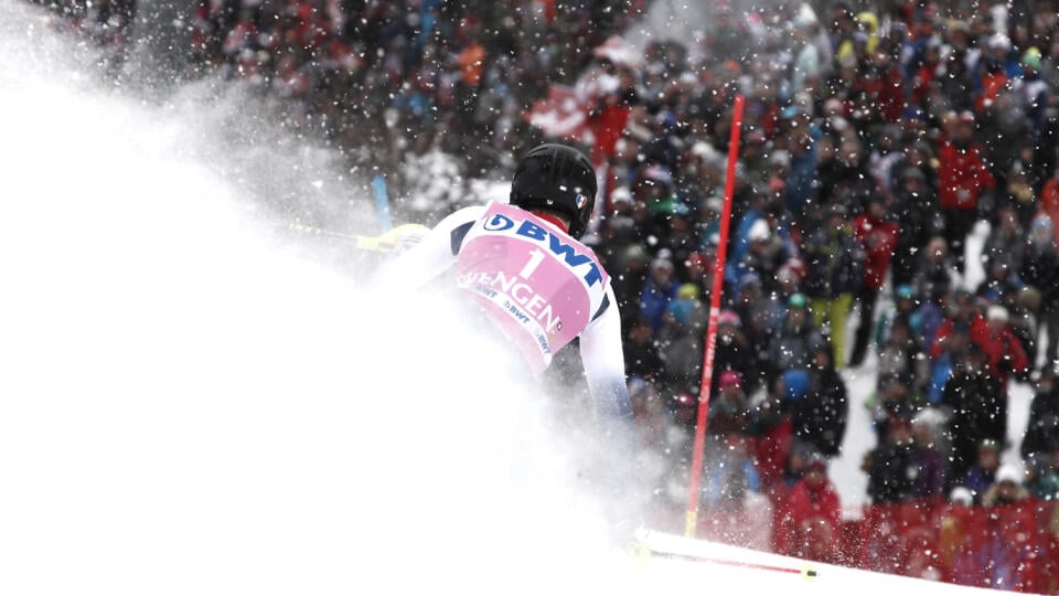 JB 49 Wengen - Francúzsky lyžiar Clement Noel na ceste k víťazstvu v 2. kole slalomu Svetového pohára v alpskom lyžovaní vo švajčiarskom Wengene 19. januára 2020. FOTO TASR/AP

France's Clement Noel speeds down the course on his way to win an alpine ski, men's World Cup slalom in Wengen, Switzerland, Sunday, Jan. 19, 2020. (AP Photo/Gabriele Facciotti))