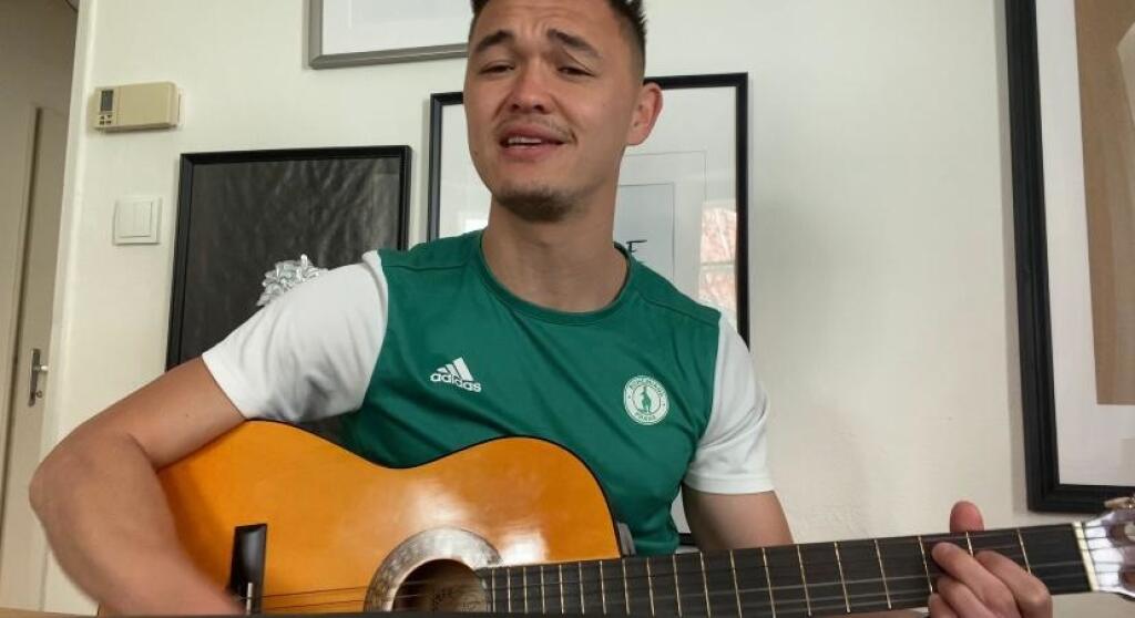 Patrik Le Giang sa v poslednom čase dal na hru na gitare