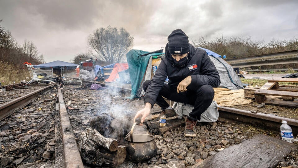 NA OHNI
Podmienky v táboroch na francúzskom pobreží sú veľmi provizórne.