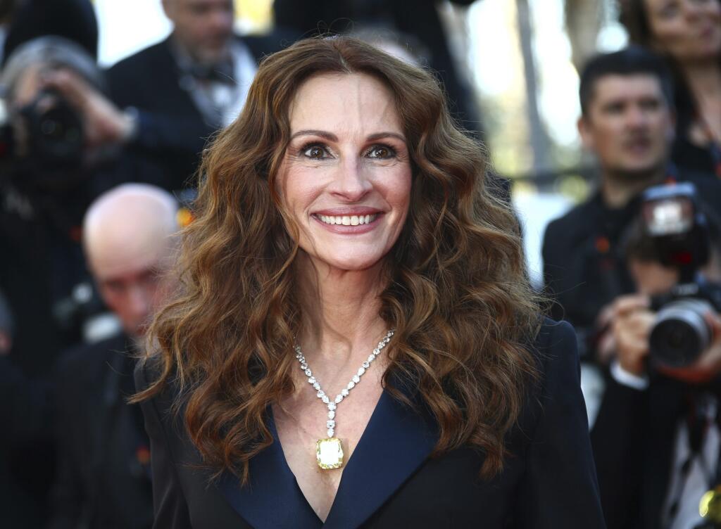 KK47 Cannes - Herečka Julia Robertsová pózuje počas príchodu na premiéru filmu Armageddon Time v rámci 75. ročníka medzinárodného filmového festivalu vo francúzskom Cannes 19. mája 2022. FOTO TASR/AP