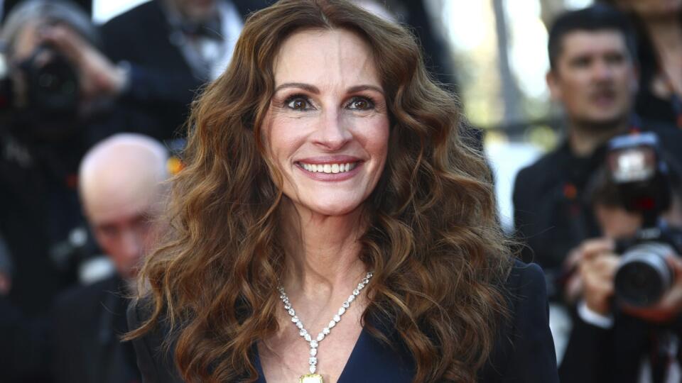 KK47 Cannes - Herečka Julia Robertsová pózuje počas príchodu na premiéru filmu Armageddon Time v rámci 75. ročníka medzinárodného filmového festivalu vo francúzskom Cannes 19. mája 2022. FOTO TASR/AP