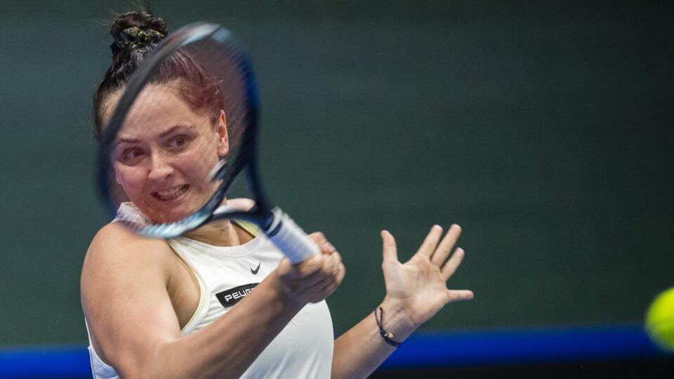 Viktória Hrunčáková odvracia loptičku Talianke Elisabette Cocciarettovej počas zápasu kvalifikácie na finálový turnaj Pohára Billie-Jean Kingovej Slovensko - Taliansko.