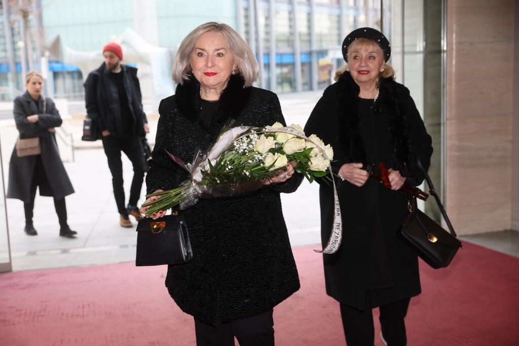 Posledná rozlúčka s Marínou Kráľovičovou v SND. Ada Straková a Nora Beňačková.