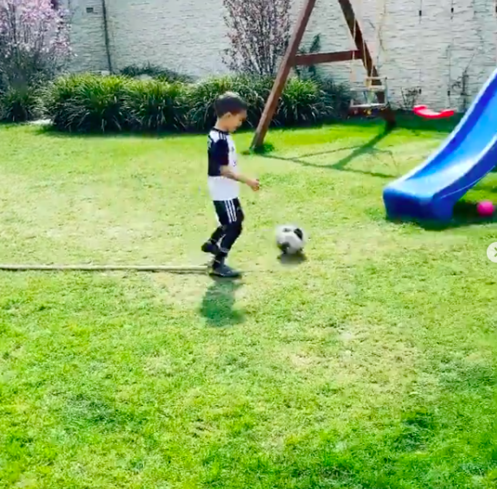 Slovenský futbalový reprezentant Róbert Mak sa hrá so svojimi synmi na krásne spravenom dvore.