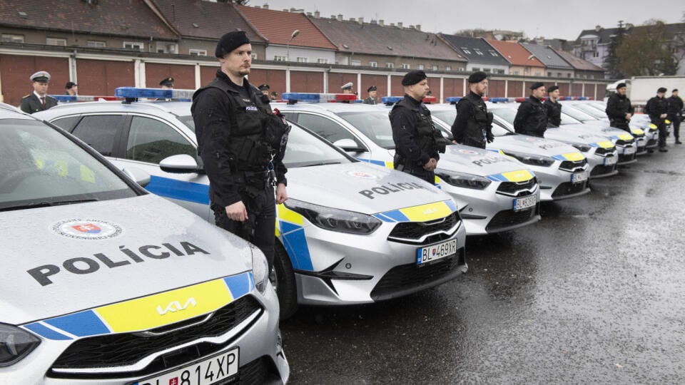 R. Mikulec odovzdal prvých 37 áut v novom dizajne, pôjdu najmä policajtom