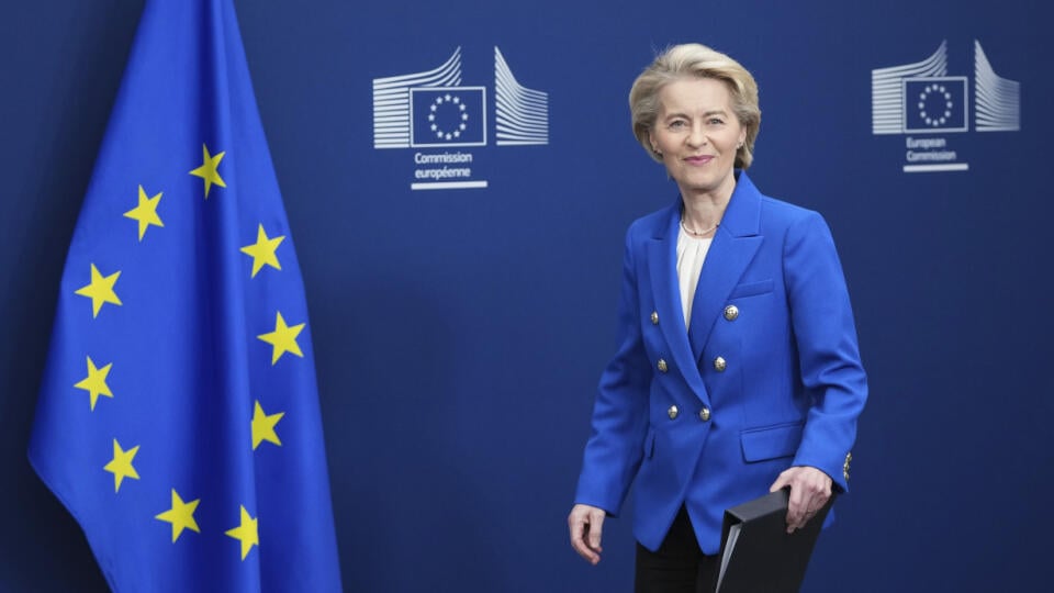 WA 24 Brusel - Na snímke šéfka Európskej komisie (EK) Ursula von der Leyenová prichádza na tlačovú konferenciu, kde bude informovať o plánoch na posilnenie európskeho obranného priemyslu a vojenských kapacít eurobloku v Bruseli v utorok 4. marca 2025. FOTO TASR/AP
European Commission President Ursula von der Leyen arrives for a media conference on the defense package at EU headquarters in Brussels, Tuesday, March 4, 2025. (AP Photo/Virginia Mayo)