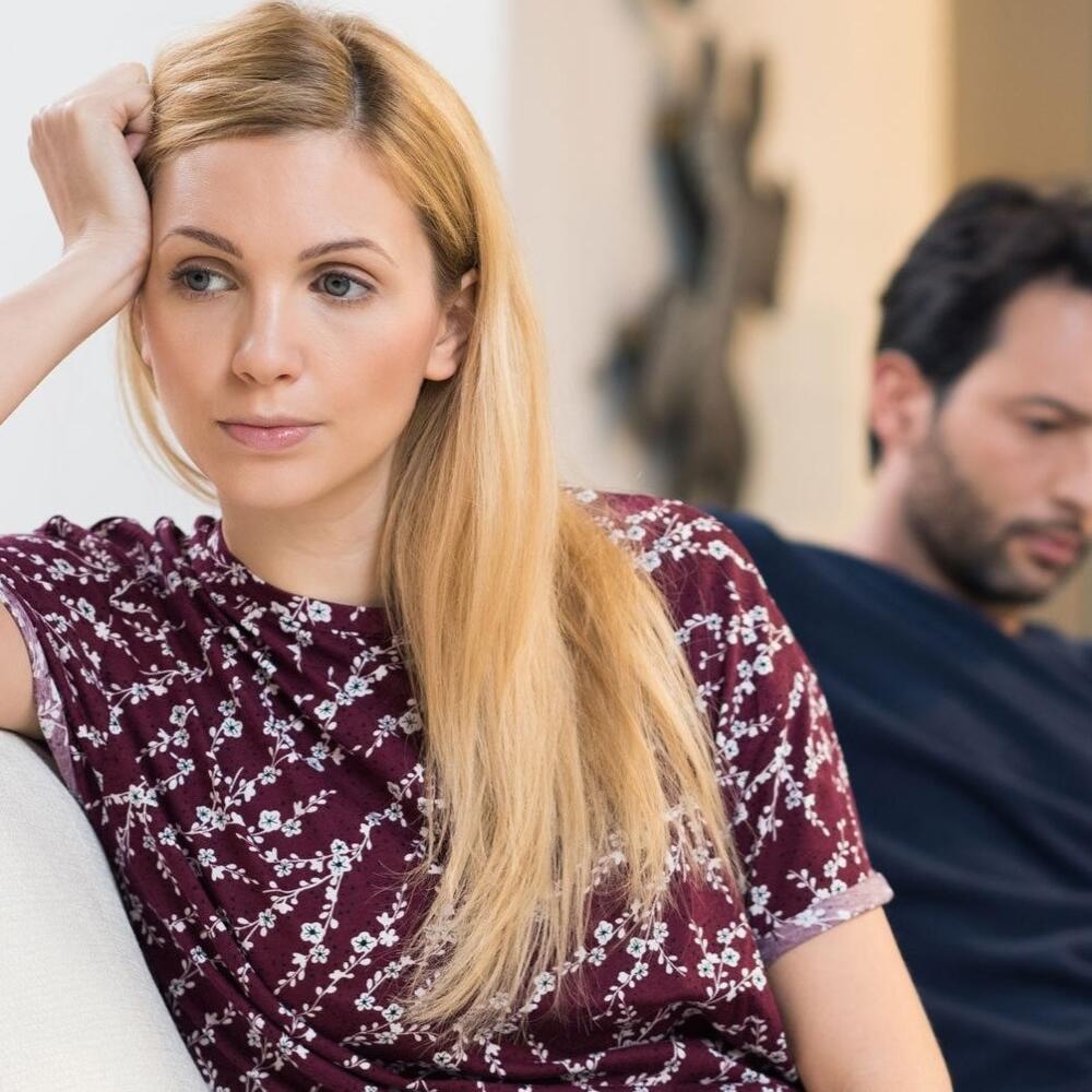 Ak je náladový a za svoje nálady a emócie robí zodpovednou vás – prežíva váš partner hnev, strach či úzkosť? Je to úplne prirodzené, ak za tieto emócie neprenáša zodpovednosť na vás. Keby ste sa správali normálne, on by nemusel byť nahnevaný. Keby ste netárali hlúposti, nemusel by prežívať napätie. Práve takými obvineniami prenáša na vaše ramená zodpovednosť za svoje pocity. A vy potom musíte žonglovať so slovami, len aby ste sa ho niečím nedotkli. Takýto tlak sa nedá dlho vydržať, preto radšej