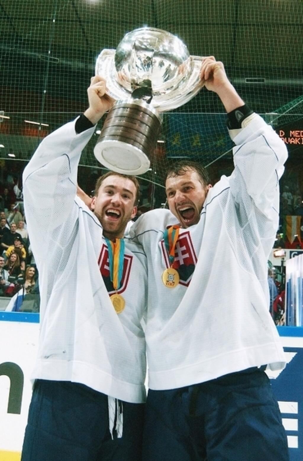 Žigmund Pálffy a Peter Bondra boli členmi zlatého tímu z majstrovstiev sveta vo
Švédsku 2002.