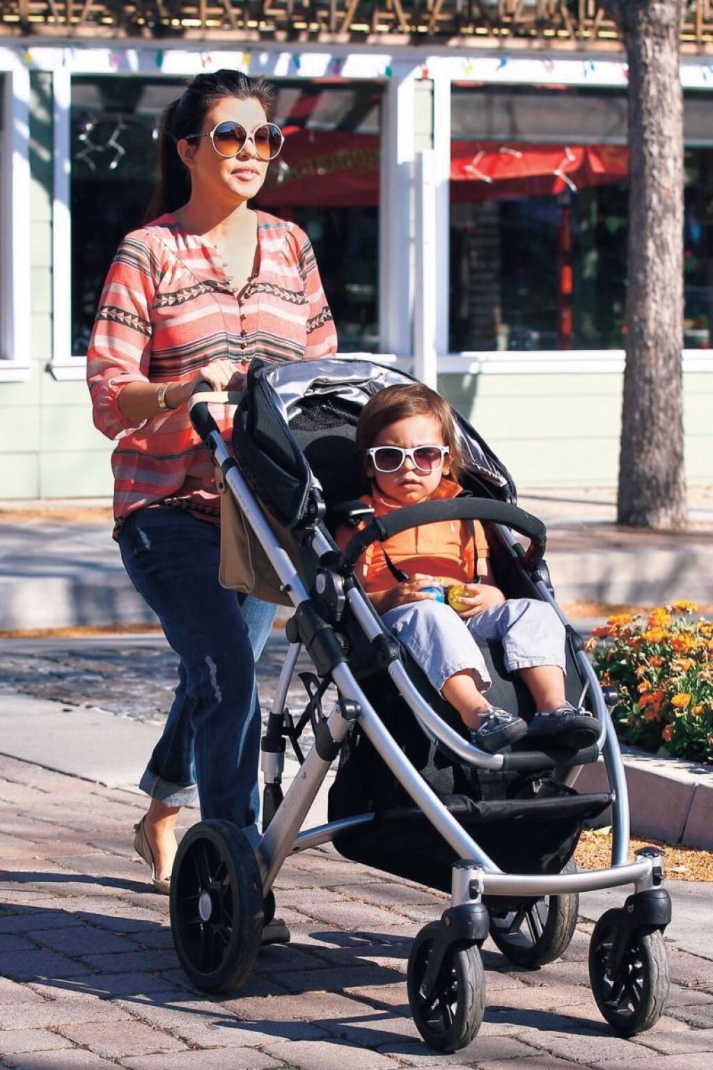 Kourtney Kardashian na prechádzke.